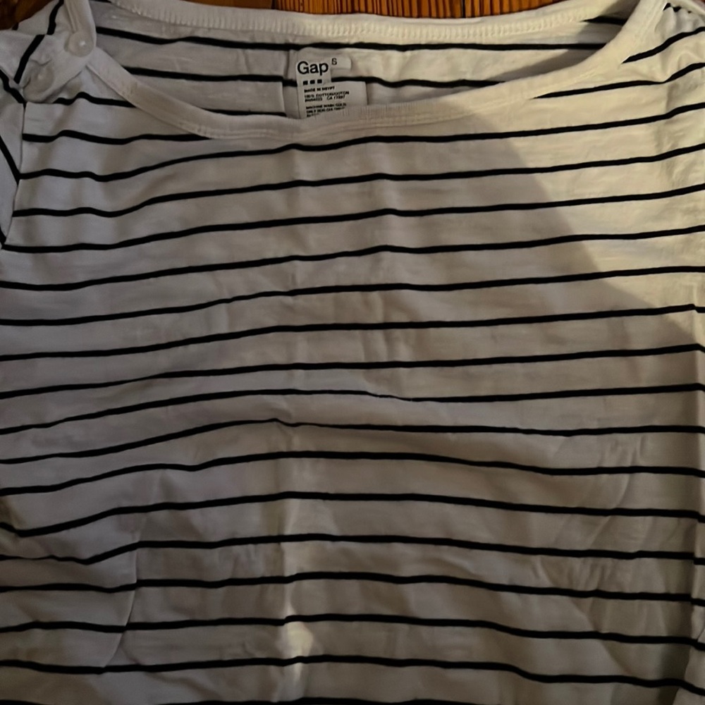 Gap 3/4 sleeve shirt with buttons on shoulders